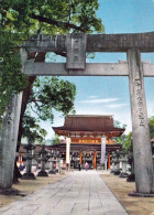 1 AK Japan * Der Dazaifu Tenman-gū Shrine In Der Stadt Dazaifu - Ein Shintō-Schrein - Im Vordergrund Ein Torii * - Autres & Non Classés