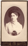 Photo CDV D'une Femme élégante Posant Dans Un Studio Photo A Nantes - Alte (vor 1900)