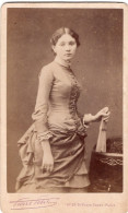 Photo CDV D'une Jeune   Fille  élégante Posant Dans Un Studio Photo A Paris - Anciennes (Av. 1900)