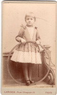 Photo CDV D'une Jeune   Fille élégante Posant Dans Un Studio Photo A Paris ( Le Trait Sur La Photo Ces Mon Scanner ) - Anciennes (Av. 1900)