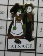 1216c Pin's Pins / Beau Et Rare / AUTRES / ALSACE COUPLE ALSACIENS - Otros & Sin Clasificación