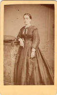 Photo CDV D'une Jeune Femme   élégante Posant Dans Un Studio Photo A St-Etienne - Alte (vor 1900)