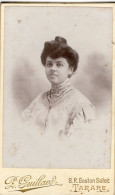 Photo CDV D'une Jeune Femme   élégante Posant Dans Un Studio Photo A Tarare - Anciennes (Av. 1900)