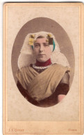 Photo CDV D'une Jeune Femme  élégante Posant En Tenue Régional  Dans Un Studio Photo A Goes ( Pays-Bas ) - Anciennes (Av. 1900)