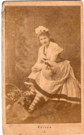 Photo CDV D'une Jeune Femme  élégante Posant En Tenue Régional Suisse Dans Un Studio Photo - Anciennes (Av. 1900)