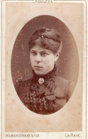 Photo CDV D'une Jeune Femme élégante Posant Assise Dans Un Studio Photo A La Haye ( Pays-Bas ) - Anciennes (Av. 1900)