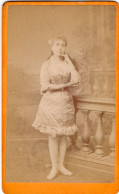 Photo CDV D'une Jeune Fille   élégante Posant Dans Un Studio Photo A Lyon - Anciennes (Av. 1900)
