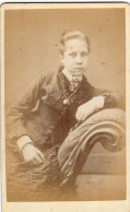 Photo CDV D'une Jeune Fille  élégante Posant Dans Un Studio Photo A  Warlworth  ( Londre) - Alte (vor 1900)