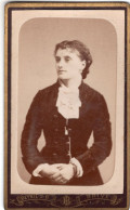 Photo CDV D'une Jeune Fille élégante Posant Dans Un Studio Photo A Brive - Anciennes (Av. 1900)