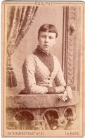 Photo CDV D'une Jeune Fille élégante Posant Dans Un Studio Photo A La Haye  ( Pays-Bas ) - Alte (vor 1900)