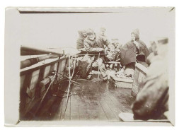 Photo Scène De Pêche Dans Bateau, Vers 1920 - Professions
