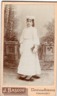 Photo CDV D'une Jeune Fille élégante Posant Dans Un Studio Photo A L'Isle-sur-Sorgue - Anciennes (Av. 1900)