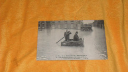 CARTE POSTALE ANCIENNE CIRCULEE DE 1912../ LA CRUE DE LA SEINE..L'UN DES NOUVEAUX CANOTS EN TOILE.....CACHET + TIMBRE - Inondations De 1910