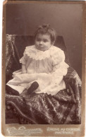 Photo CDV D'une Petite Fille  élégante Posant Dans Un Studio Photo A St-Etienne - Alte (vor 1900)