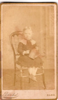 Photo CDV D'une Petite Fille élégante Posant Assise Dans Un Studio Photo A Barr ( Alsace ) - Alte (vor 1900)