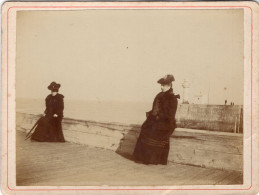 Grande Photo CDV De Deux Femmes élégante A L'entrée Du Port De Dieppe En 1902 - Anciennes (Av. 1900)