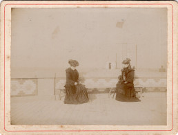 Grande Photo CDV De Deux Femmes élégante A L'entrée Du Port De Dieppe En 1902 - Alte (vor 1900)