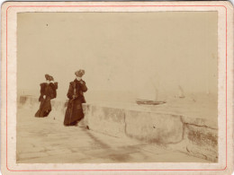 Grande Photo CDV De Deux Femmes élégante A L'entrée Du Port De Dieppe En 1902 - Alte (vor 1900)