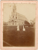 Grande Photo CDV De Deux Femmes élégante Posant Devant La Basilique Notre Dame Du Bonsecours A Bonsecours - Anciennes (Av. 1900)