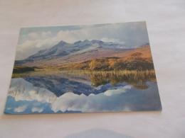THE CUILLIN HILLS OF SKYE ( SCOTALND ECOSSE ) REFLECTED IN A MOORLAND LOCHAN AT STIGACHAN 1973 TIMBRE QUEEN - Inverness-shire