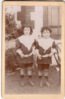 Grande Photo CDV De Deux Jeune Garcon élégant Posant Devant Leurs Maison - Anciennes (Av. 1900)