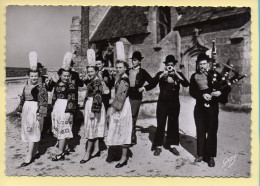 29. Danse De Saint-Guénolé / Costumes Bretons / CPSM (voir Scan Recto/verso) - Penmarch