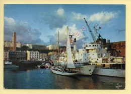 29. BREST – Le Port De Commerce. Voilier Et Bateau Océanographique Dans Les Bassins (voir Scan Recto/verso) - Brest