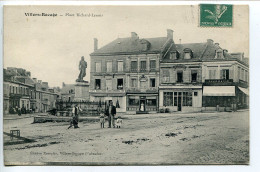 CPA Voyagé 1910 * VILLERS BOCAGE Place Richard Lenoir ( Hommes Enfants Café Deslandes Lilegand Billlard Pharmacie  ) - Other & Unclassified