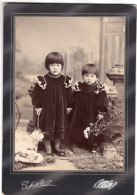 Grande Photo CDV De Deux Petite Fille Japonaise élégante Posant Dans Un Studio Photo Au Japon - Anciennes (Av. 1900)
