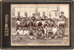 Grande Photo CDV De Jeune Garcon Avec Leurs Maitre D'une école De Kendo Posant Devant Leurs Dojo Au Japon - Anciennes (Av. 1900)