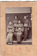 Grande Photo CDV De Trois Femmes En Kimono Posant Avec Une Geisha Dans Un Studio Photo Au Japon - Anciennes (Av. 1900)