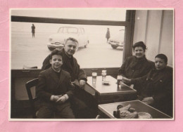 PHOTOGRAPHIE - PHOTO - DUNKERQUE / MALO LES BAINS  - CLICHE FAMILIAL - 1961 " AUX ARMES DE LILLE " PANHARD DYNA Z - Lieux