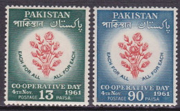 1961-Pakistan (MNH=**) S.2v."giornata Della Cooperazione,rose" - Pakistán