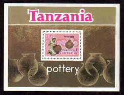 1985-Tanzania (MNH=**) Foglietto S.1v."Artigianato"catalogo Euro5,50 - Tansania