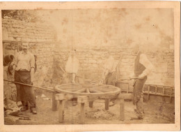 Grande Photo CDV D'hommes Fabriquant Une Roue De Charrette Dans Leurs Atelier A Nevers En 1894 - Anciennes (Av. 1900)