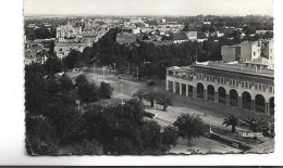 CPA FES PLACE LYAUTEY ET ENTREE DE BD POEYMIRAU  En 1950! (voir Timbre Non Oblitere) - Fez (Fès)