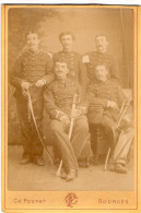 Grande Photo CDV D'officier Francais De Cavalerie Posant Dans Un Studio Photo A Bourges - Anciennes (Av. 1900)
