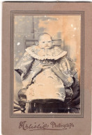 Grande Photo CDV D'un Bébé Japonais En Kimono Et Assis Sur Une Chaise Posant Dans Un Studio Photo Au Japon - Anciennes (Av. 1900)
