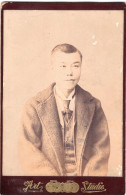 Grande Photo CDV D'un Homme Japonais élégant Posant Dans Un Studio Photo - Anciennes (Av. 1900)
