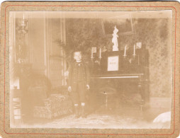 Grande Photo CDV D'un Jeune Garcon élégant Maurice Lamare Posant A Coté D'un Piano Dans Sa Maison - Anciennes (Av. 1900)
