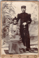 Grande Photo CDV D'un Officier Du 98 éme Régiment D'infanterie Avec Une Femme Posant Dans Un Studio Photo - Anciennes (Av. 1900)