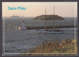 122037/ SAINT-MALO, Goélette Et Ferry Devant Le Grand Bé - Saint Malo