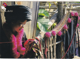 LAOS. VIENTIANE (ENVOYE DE). " YAO WOMEN SEWING HER TRADITIONAL COSTUME ". ANNEE 2004 + TEXTE + TIMBRE. FOTMAT 17x12 Cm - Laos