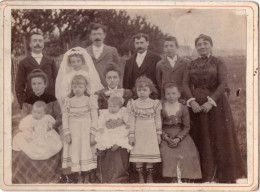 Grande Photo CDV D'une Famille élégante Posant A La Campagne - Old (before 1900)