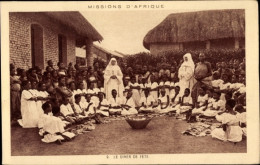 CPA Missions D'Afrique, Missionare Mit Afrikanern, Le Diner De Fete - Kostums