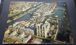 En Avion Sur Paris - L'Ile De La Cité, Notre-Dame Et L'Ile Saint-Louis - Abeille-Cartes, Editions "LYNA-PARIS" - Sonstige & Ohne Zuordnung