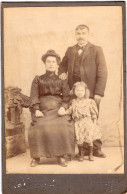 Grande Photo CDV D'une Famille élégante Posant Dans Un Studio Photo A Charleville - Anciennes (Av. 1900)