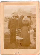 Grande Photo CDV D'une Famille élégante Posant Devant Leurs Puit Dans La Cour De Laurs Maison A Nevers En 1889 - Anciennes (Av. 1900)