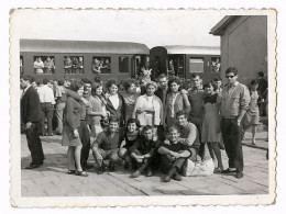 Photo Ancienne, Groupe De Garçon & Fille Attendant Le Train à La Gare Sur Un Quai Bondé, Bar, 1967 (Yugoslavia) - Trenes