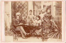 Grande Photo CDV D'une Famille Posant A Table Devant Leurs Maison - Anciennes (Av. 1900)